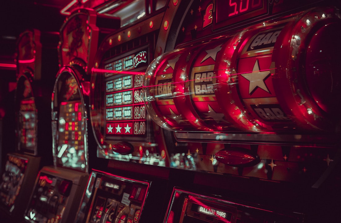 Mesin-mesin arcade klasik berjajar berwarna-warni