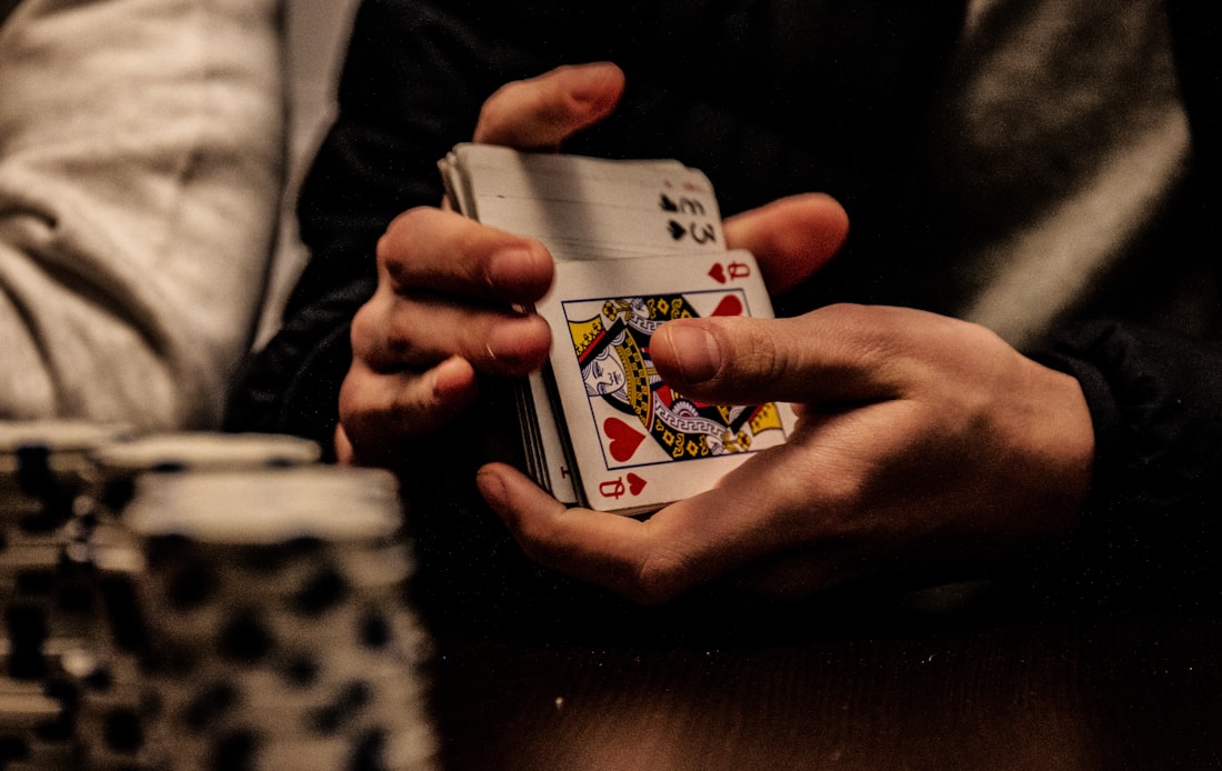 Kartu raja poker tergeletak di atas meja hijau