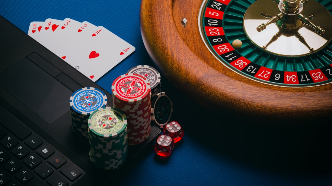 Meja roulette dengan tumpukan chip kasino berwarna