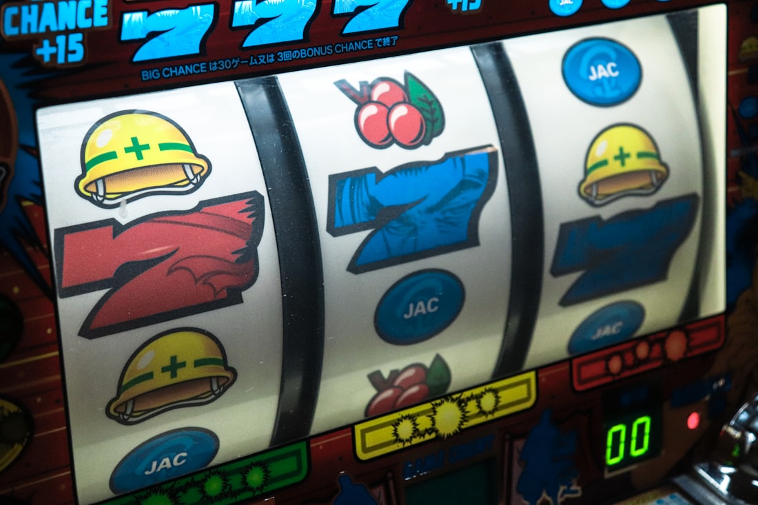 Layar mesin slot dengan simbol tujuh dan emas