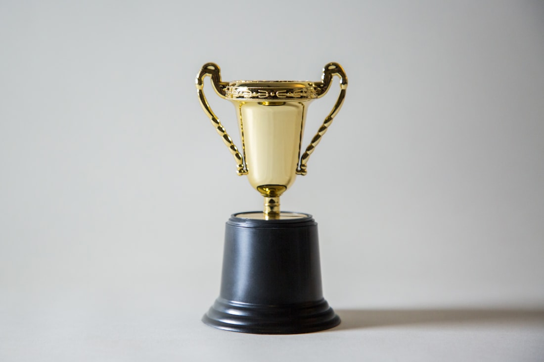 Piala emas di atas meja dengan latar buram